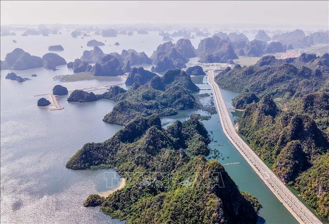 Phong cảnh Vịnh Hạ Long tuyệt đẹp với tuyến đường ven biển tỉnh Quảng Ninh. Ảnh: Hoàng Hiếu - TTXVN