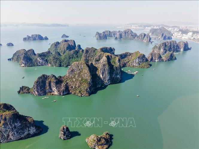 Vịnh Hạ Long có 1969 hòn đảo, chủ yếu là đảo đá vôi. Ảnh: Hoàng Hiếu - TTXVN