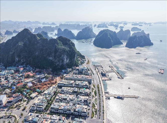 Quang cảnh tuyệt đẹp của thành phố Hạ Long với các đảo trên Vịnh Hạ Long bao bọc phía ngoài. Ảnh: Hoàng Hiếu - TTXVN