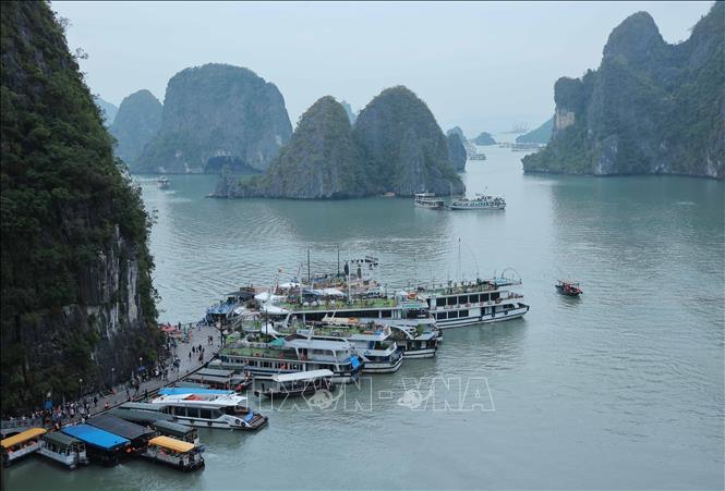 Qua quá trình lịch sử địa chất khoảng 3 tỷ năm đã tạo cho Vịnh Hạ Long cảnh quan tuyệt đẹp mà không nơi nào có được. Ảnh: Hoàng Hiếu - TTXVN