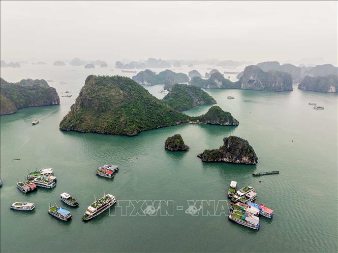 Cảnh quan thiên nhiên tuyệt đẹp của Vịnh Hạ Long thu hút nhiều du khách tới tham quan, khám phá. Ảnh: Hoàng Hiếu - TTXVN