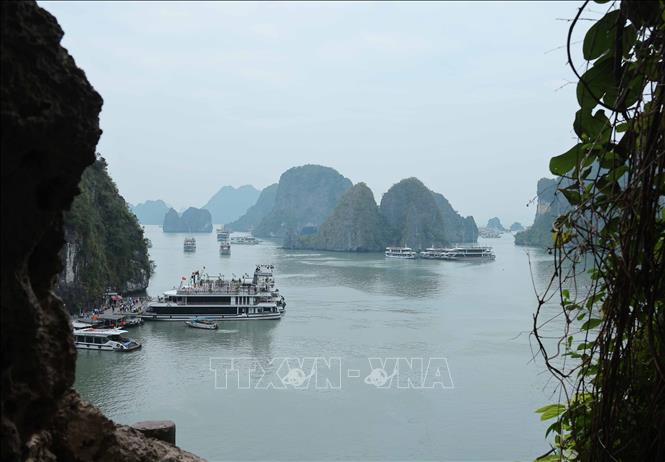 Phong cảnh tuyệt đẹp của Vịnh Hạ Long thu hút nhiều du khách đến tham quan, khám phá. Ảnh: Hoàng Hiếu - TTXVN