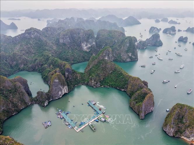 Phong cảnh Vịnh Hạ Long khu vực hang Luồn nhìn từ trên cao. Ảnh: Hoàng Hiếu - TTXVN