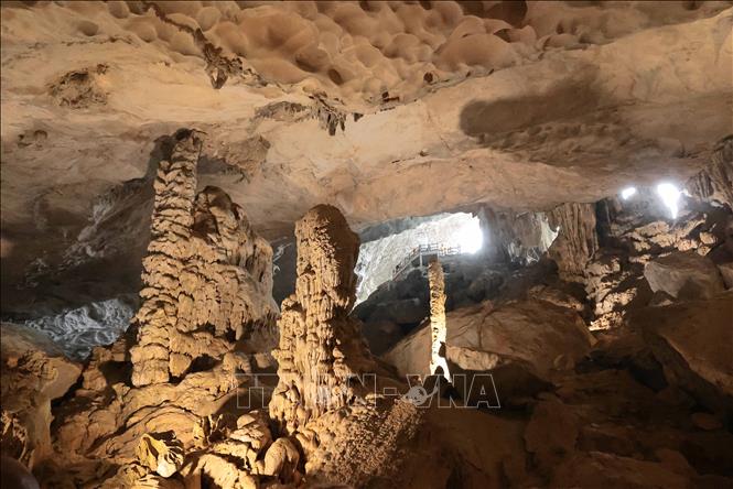 Hang Sửng Sốt nằm trên đảo Bồ Hòn, thuộc trung tâm vịnh Hạ Long, với những nhũ đá tự nhiên tuyệt đẹp. Ảnh: Hoàng Hiếu - TTXVN