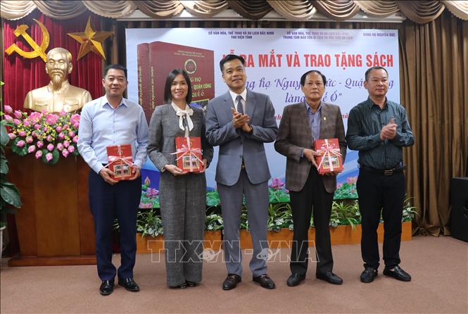 Tặng sách cho các đại biểu. Ảnh: Thanh Thương- TTXVN