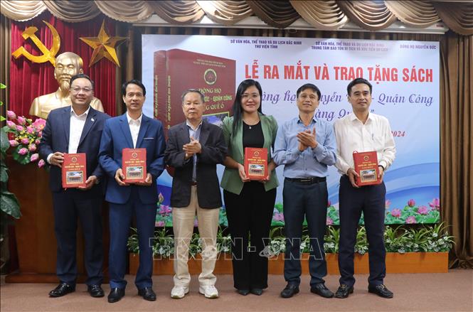 Tặng sách cho các đại biểu. Ảnh: Thanh Thương- TTXVN