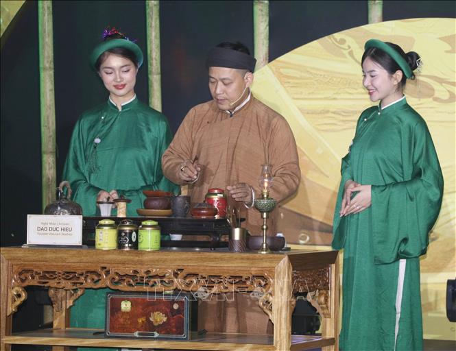 Nghệ nhân trà Đào Đức Hiếu trình diễn pha trà và chia sẻ về văn hoá trà đạo tại Hội quán. Ảnh: Thùy Dung - TTXVN