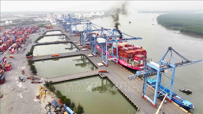 Cảng quốc tế Cái Mép – Thị Vải (Bà Rịa – Vũng Tàu), một trong hai cảng đặc biệt của Việt Nam, là 1 trong 19 cảng trên thế giới có khả năng tiếp nhận tàu siêu trọng và nằm trong nhóm 50 cảng biển có sản lượng khai thác container cao nhất thế giới hiện nay. Ảnh: Vũ Sinh – TTXVN