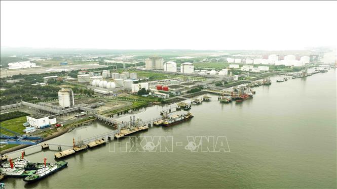Cảng Cái Mép - Thị Vải hiện có 24 dự án cảng đi vào hoạt động, tổng chiều dài cầu bến gần 11km với tổng công suất thiết kế 129 triệu tấn/năm, trong đó có 8 cảng container công suất 8,3 triệu TEU/năm. Ảnh: Vũ Sinh – TTXVN