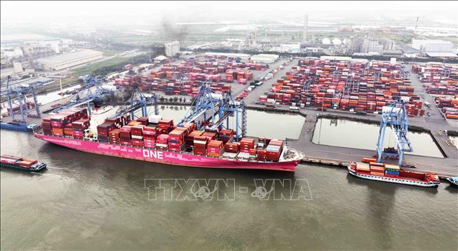 Cảng quốc tế Cái Mép – Thị Vải (Bà Rịa – Vũng Tàu), một trong hai cảng đặc biệt của Việt Nam, là 1 trong 19 cảng trên thế giới có khả năng tiếp nhận tàu siêu trọng và nằm trong nhóm 50 cảng biển có sản lượng khai thác container cao nhất thế giới hiện nay. Ảnh: Vũ Sinh – TTXVN