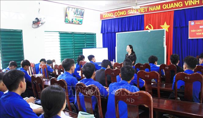 Một giờ lên lớp của cô và trò Trường Phổ thông Dân tộc nội trú THPT tỉnh Khánh Hòa. Ảnh: Phan Sáu - TTXVN
