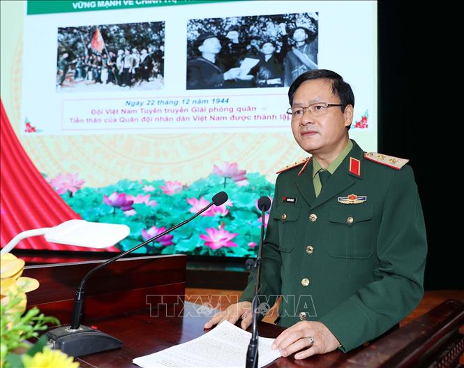 Trung tướng Nguyễn Văn Đức, Cục trưởng Cục Tuyên huấn phát biểu khai mạc hội thảo. Ảnh: Trọng Đức - TTXVN