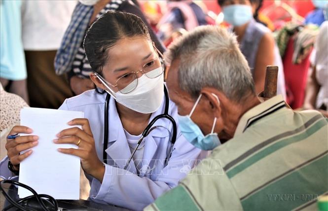 Đoàn y, bác sĩ thuộc Hội Từ thiện Thành phố Hồ Chí Minh phối hợp với chính quyền địa phương tổ chức khám bệnh, tư vấn và cấp thuốc miễn phí cho khoảng 800 người dân xã Koh Khsach Tonlea, huyện Sa’Ang, tỉnh Kandal (Campuchia). Ảnh: Huỳnh Thảo - TTXVN