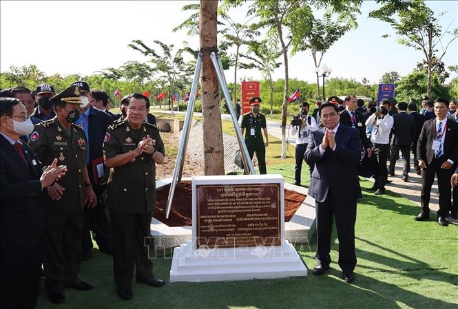 Thủ tướng Phạm Minh Chính và Thủ tướng Campuchia Samdech Techo Hun Sen trồng cây hữu nghị tại khu vực X16, xã Lộc Tấn, huyện Lộc Ninh, tỉnh Bình Phước (2022). Ảnh: Dương Giang-TTXVN