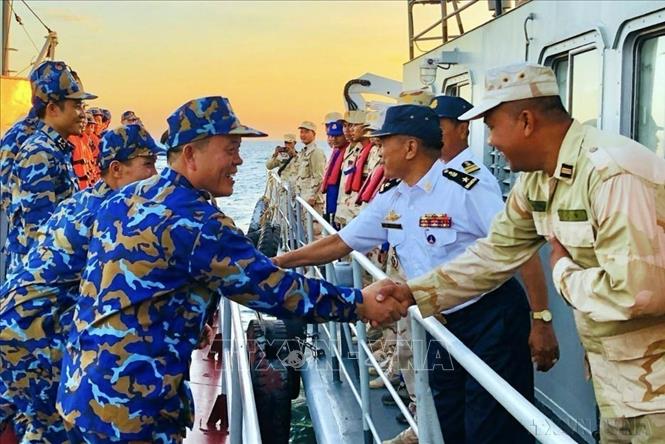 Tàu 253, Lữ đoàn 127, Vùng 5 Hải quân nhân dân Việt Nam và Tàu 1143 thuộc Căn cứ biển Ream, Hải quân Hoàng gia Campuchia tổ chức tuần tra chung thường niên lần thứ 73 (22/12/2023). Ảnh: TTXVN phát