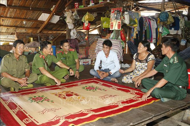 Công an chính quy và công an viên của xã Ia Rvê, huyện Ea Súp, tỉnh Đắk Lắk thăm hỏi nhân dân sống ở tuyến biên giới phía Tây Bắc giáp với Vương quốc Campuchia. Ảnh: Doãn Tấn – TTXVN