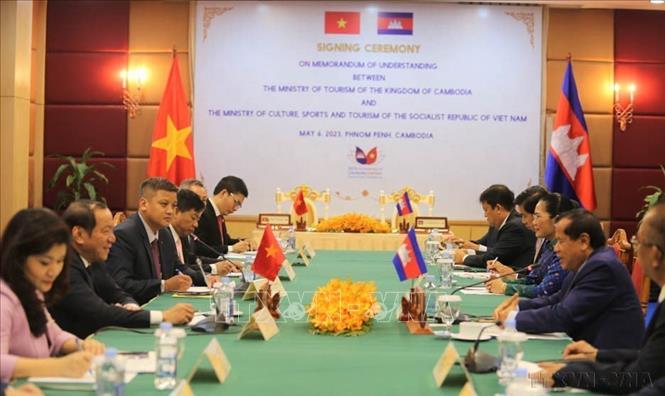 Bộ trưởng Bộ Văn hóa, Thể thao và Du lịch Nguyễn Văn Hùng làm việc với Bộ trưởng Bộ Du lịch Campuchia Thong Khon về thúc đẩy hợp tác du lịch giữa hai nước (Campuchia, 6/5/2023). Ảnh: Hoàng Minh - TTXVN