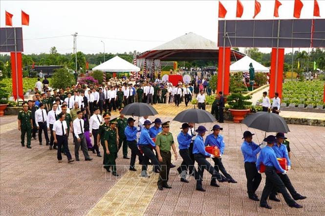 Lễ truy điệu, cải táng 97 hài cốt liệt sĩ Quân tình nguyện và chuyên gia Việt Nam hy sinh qua các thời kỳ chiến tranh trên địa bàn Vương quốc Campuchia tại Nghĩa trang liệt sỹ Tam Nông (Đồng Tháp). Ảnh: Nhựt An - TTXVN