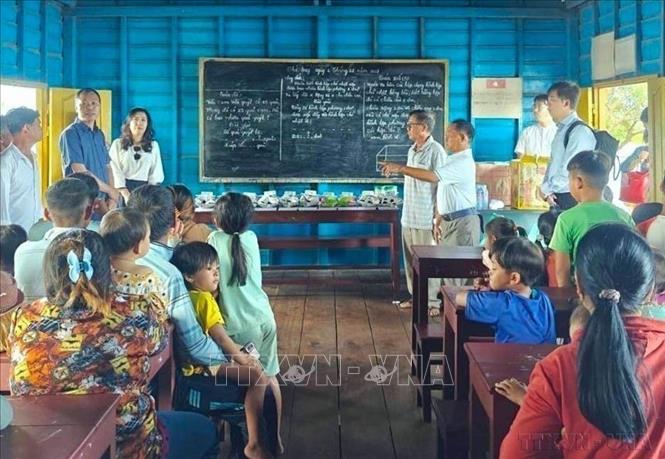 Thứ trưởng Bộ Ngoại giao Lê Thị Thu Hằng, Chủ nhiệm Ủy ban Nhà nước về người Việt Nam thăm lớp học của con em người gốc Việt tại làng nổi Kbal Tao (xã Koh Chiveang, huyện Ek Phnom, tỉnh Battambang (Campuchia). Ảnh: TTXVN phát

