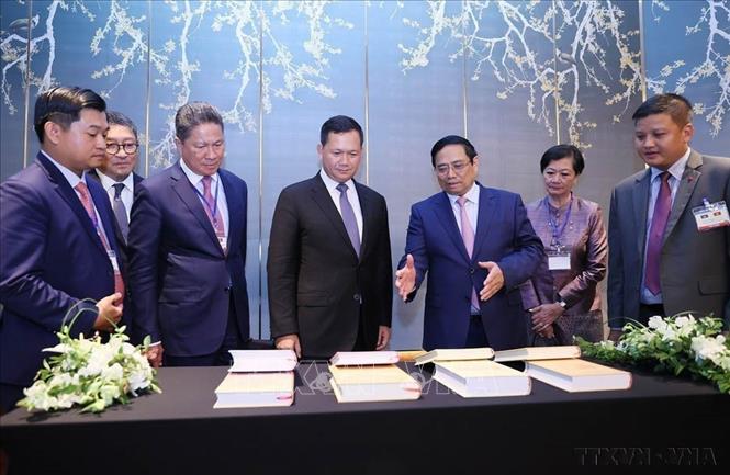 Thủ tướng Phạm Minh Chính tặng sách của Tổng Bí thư Nguyễn Phú Trọng cho Thủ tướng Campuchia Samdech Hun Manet (Hà Nội, 12/12/2023). Ảnh: Dương Giang - TTXVN