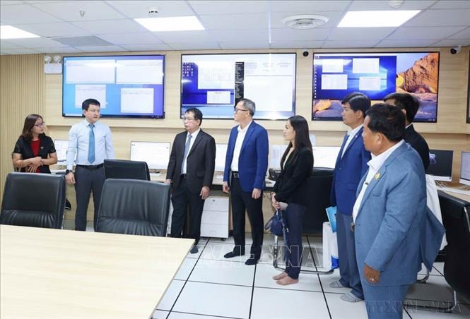 Đoàn đại biểu Câu lạc bộ các Nhà báo Campuchia tham quan Trung tâm kỹ thuật của Thông tấn xã Việt Nam (Hà Nội, 15/5/2024). Ảnh: Phương Hoa - TTXVN