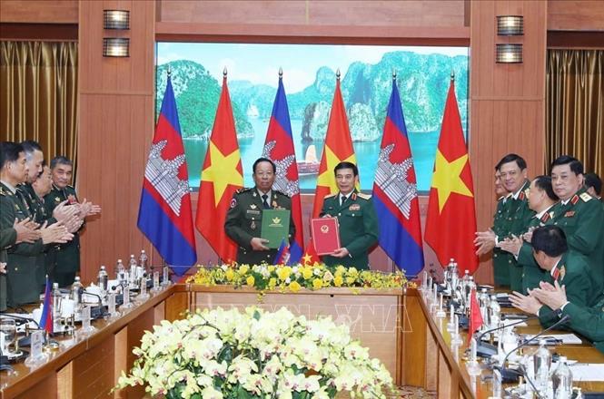 Bộ trưởng Quốc phòng Phan Văn Giang và Phó Thủ tướng, Bộ trưởng Quốc phòng Campuchia Tea Banh ký văn kiện Kế hoạch hợp tác năm 2023 giữa Bộ Quốc phòng hai nước (Hà Nội, 19/02/2023). Ảnh: Trọng Đức - TTXVN