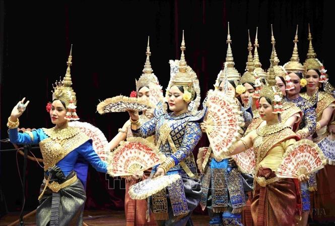 Vũ điệu Mokor do các nghệ sĩ thuộc Cục Nghệ thuật biểu diễn, Bộ Văn hóa và Nghệ thuật Campuchia biểu diễn trong khuôn khổ Tuần Văn hóa Việt Nam tại Campuchia năm 2024. Ảnh: Huỳnh Thảo - TTXVN