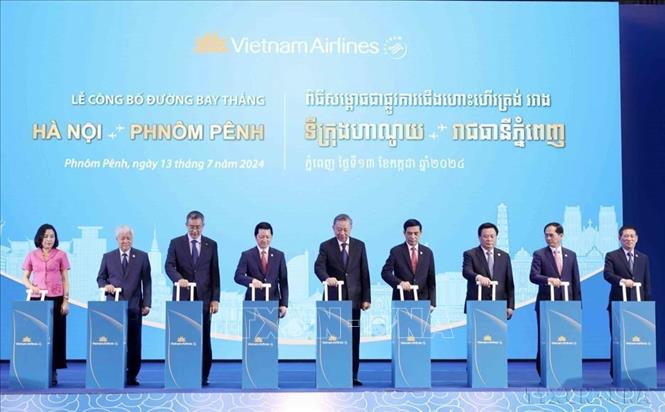 Chủ tịch nước Tô Lâm và các đại biểu thực hiện nghi thức khai trương đường bay thẳng Hà Nội - Phnom Penh của Vietnam Airlines (Campuchia, 13/7/2024). Ảnh: Nhan Sáng-TTXVN

