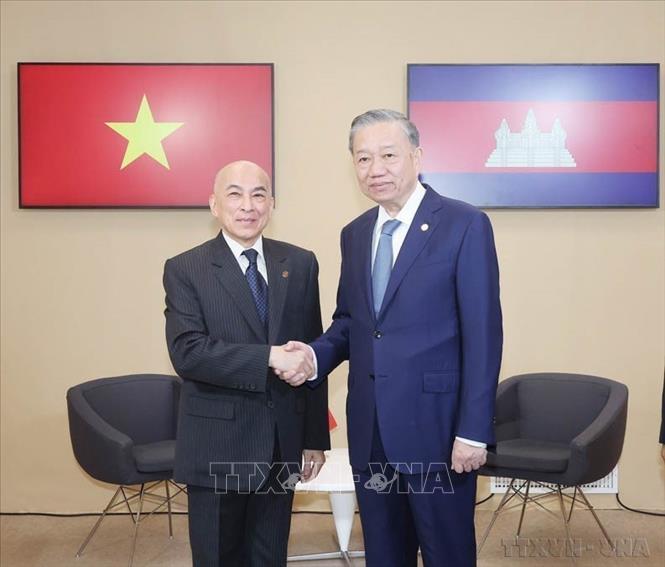 Nhân dịp tham dự Hội nghị cấp cao Pháp ngữ lần thứ 19, chiều 5/10/2024, tại Thủ đô Paris, Tổng Bí thư, Chủ tịch nước Tô Lâm tiếp xúc song phương với Quốc vương Campuchia Norodom Sihamoni. Ảnh: Trí Dũng – TTXVN
