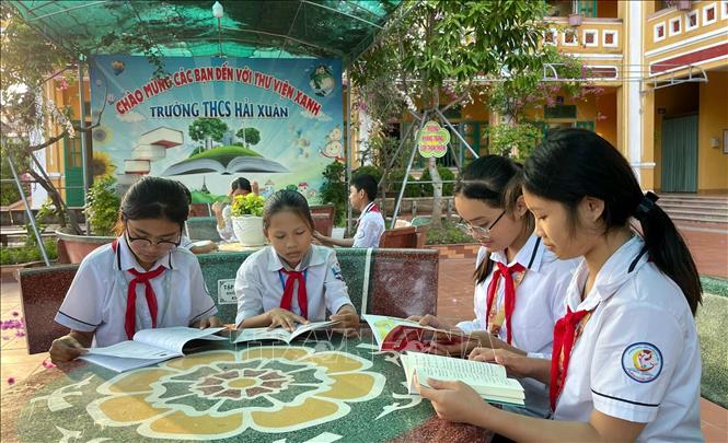 Học sinh Trường THCS Hải Xuân (huyện Hải Hậu, tỉnh Nam Định) đọc sách tại không gian thư viện xanh. Ảnh: TTXVN phát