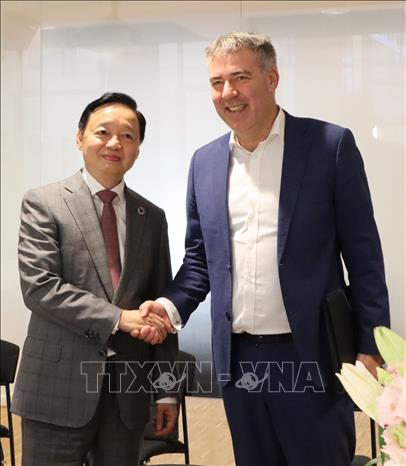 Deputy Prime Minister Tran Hong Ha has a working session with host Minister for Climate, Energy, and Utilities Lars Aagaard. VNA Photo: Hương Giang