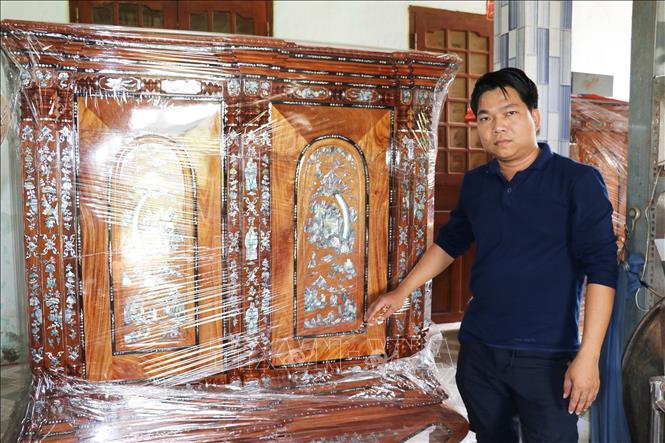 Qua nhiều công đoạn, sản phẩm tủ thờ được hoàn thiện, là sản phẩm truyền thống, trứ danh của vùng đất Gò Công. Ảnh: Hữu Chí – TTXVN
