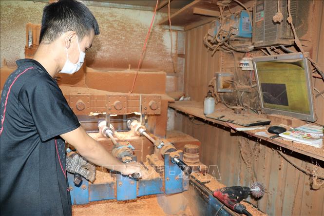 Công đoạn tạo hình và xử lý các chi tiết của tủ thờ Gò Công. Ảnh: Hữu Chí – TTXVN