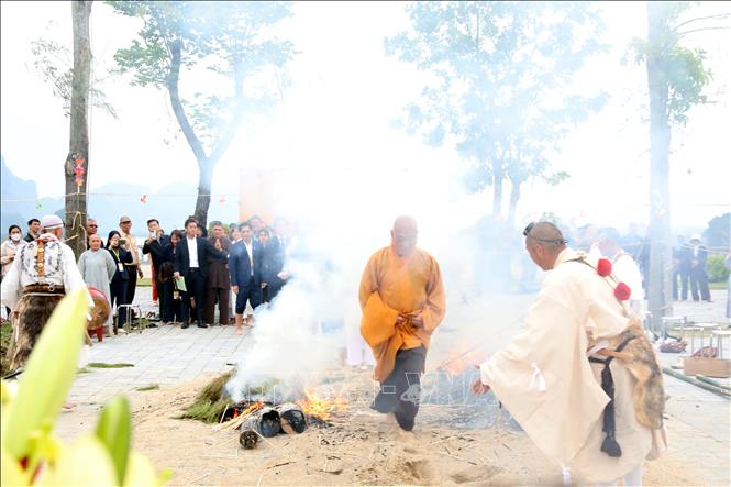 Các Phật tử bước chân qua than lửa trong nghi lễ Hỏa Tịnh (Saito Ogomaku). Ảnh: Đại Nghĩa - TTXVN