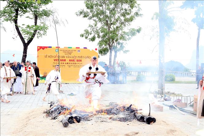Các Phật tử bước chân qua than lửa trong nghi lễ Hỏa Tịnh (Saito Ogomaku). Ảnh: Đại Nghĩa - TTXVN