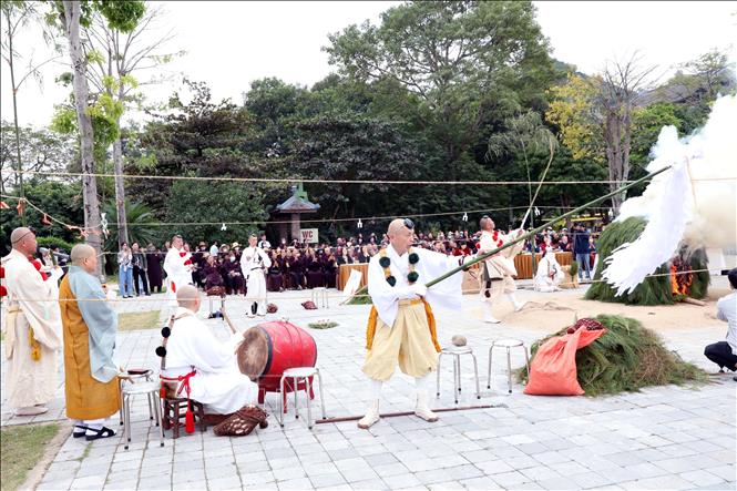 Thực hiện nghi lễ Hỏa Tịnh (Saito Ogomaku) tại Chùa Tam Chúc. Ảnh: Đại Nghĩa - TTXVN