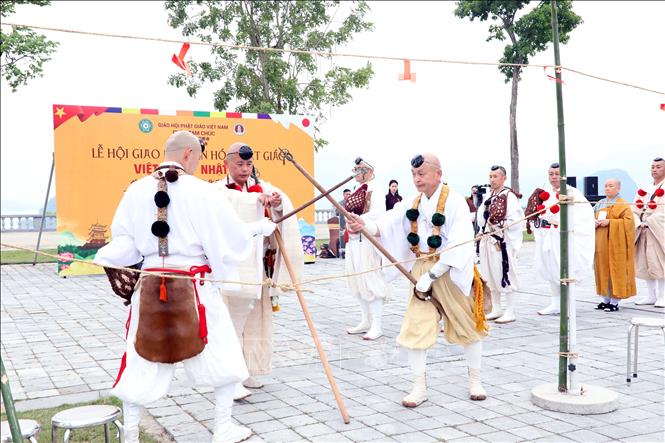 Thực hiện nghi lễ Hỏa Tịnh (Saito Ogomaku) tại Chùa Tam Chúc. Ảnh: Đại Nghĩa - TTXVN