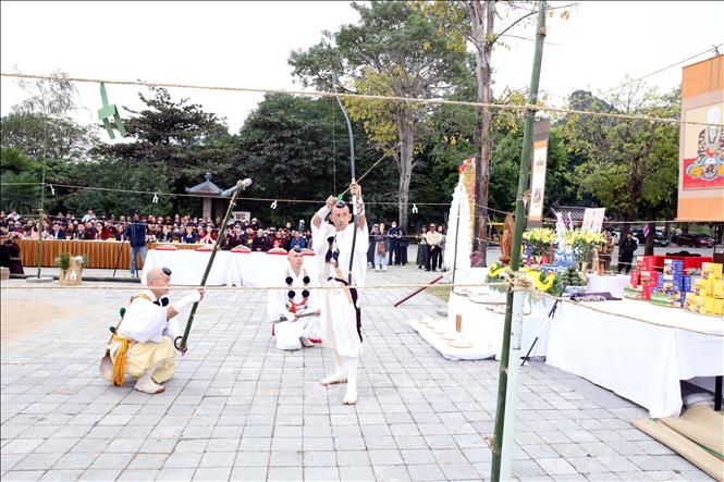 Thực hiện nghi lễ Hỏa Tịnh (Saito Ogomaku) tại Chùa Tam Chúc. Ảnh: Đại Nghĩa - TTXVN