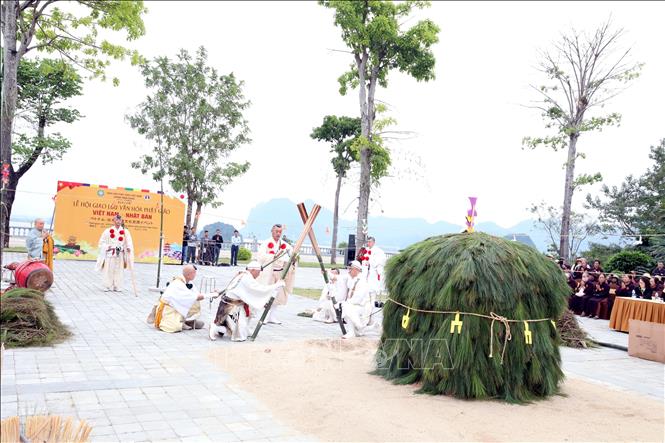 Thực hiện nghi lễ Hỏa Tịnh (Saito Ogomaku) tại Chùa Tam Chúc. Ảnh: Đại Nghĩa - TTXVN