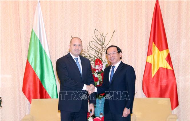 Secretary of the Ho Chi Minh City Party Committee Nguyen Van Nen and Bulgarian President Rumen Radev. VNA Photo: Xuân Khu