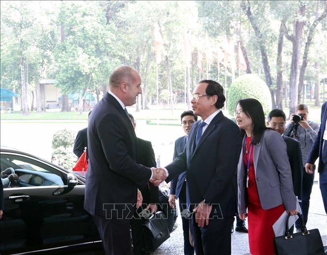 Secretary of the Ho Chi Minh City Party Committee Nguyen Van Nen welcomes Bulgarian President Rumen Radev. VNA Photo: Xuân Khu