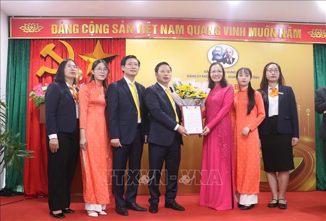 Bí thư Đảng ủy Khối Cơ quan – Doanh nghiệp tỉnh Hưng Yên Đỗ Thị Hương trao Quyết định thành lập Chi bộ Ngân hàng TMCP Lộc Phát Việt Nam – Chi nhánh Hưng Yên. Ảnh: Mai Ngoan-TTXVN