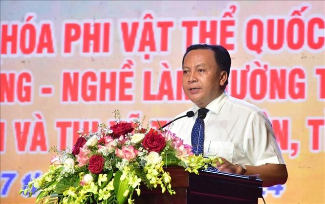 Phó Chủ tịch UBND xã Tịnh Biên Nguyễn Thanh Hùng phát biểu tại buổi lễ. Ảnh: Công Mạo-TTXVN