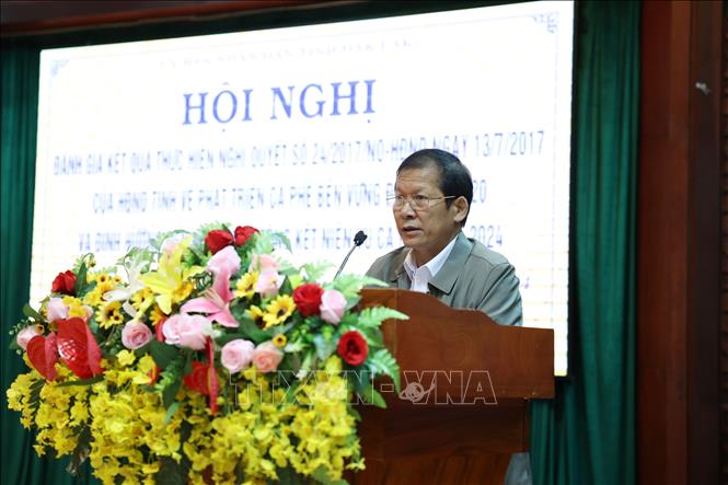 Phó Giám đốc Sở Công thương tỉnh Đắk Lắk Nguyễn Văn Nhiệm đánh giá công tác xúc tiến thương mại và xuất khẩu cà phê niên vụ 2023 – 2024. Ảnh: Hoài Thu – TTXVN. 