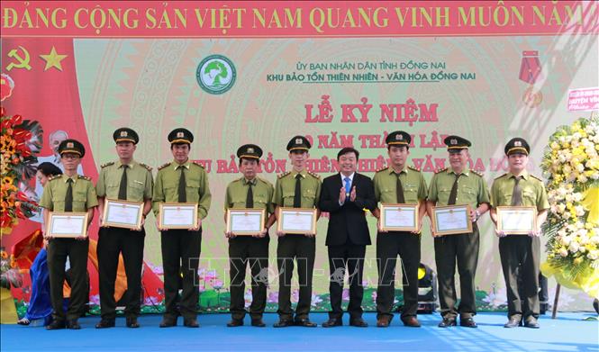 Khu Bảo tồn thiên nhiên - văn hóa Đồng Nai tặng Giấy khen cho các cá nhân có thành tích xuất sắc trong công tác bảo vệ rừng. Ảnh: Lê Xuân - TTXVN