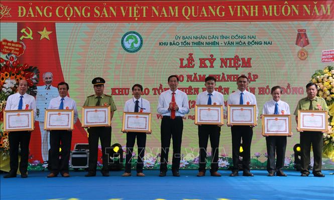 Ủy ban nhân dân tỉnh Đồng Nai tặng Bằng khen cho các cá nhân, tập thể có thành tích xuất sắc trong công tác bảo vệ rừng. Ảnh: Lê Xuân - TTXVN