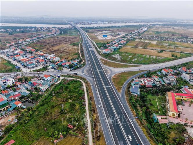 Từ năm 2020 – 2024, khoảng 4.000 tỷ đồng được đầu tư cho hệ thống kết cấu hạ tầng thị xã Quảng Yên. Ảnh: Hoàng Hiếu – TTXVN