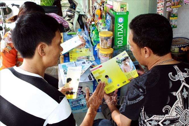 Các đồng đẳng viên tại thành phố Hải Phòng tuyên truyền phòng, chống HIV/AIDS tại các tụ điểm nóng (2014). Ảnh: Dương Ngọc – TTXVN