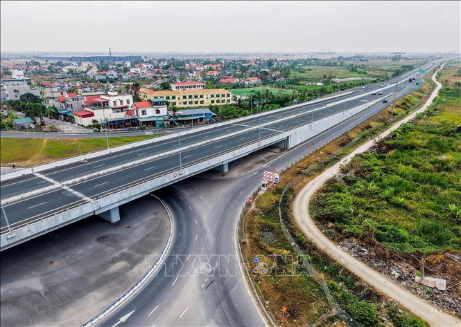 Các tuyến giao thông thị xã Quảng Yên được xây dựng đồng bộ, hiện đại. Ảnh: Hoàng Hiếu - TTXVN