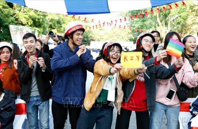 Sinh viên trường đại học Kinh tế quốc dân tham gia Chương trình truyền thông với chủ đề “Tần số K = K, Bắt sóng cảm xúc - Cộng hưởng yêu thương”, nhằm nâng cao nhận thức phòng chống HIV/AIDS. Ảnh: Dương Ngọc – TTXVN